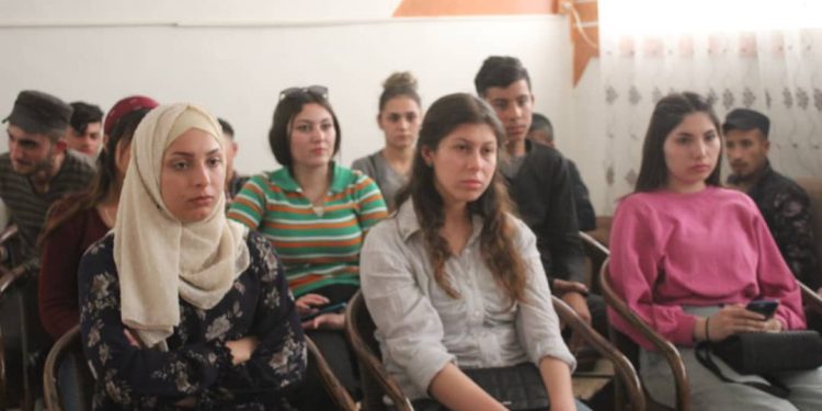 Jinên ciwan li Hesekê ji bo parastina rewa perwerde lidar xist