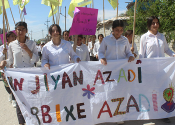 Jinên Ciwan ên xwendewan  li Mexmûr ji bo azadiya Rêber APO têdikoşin