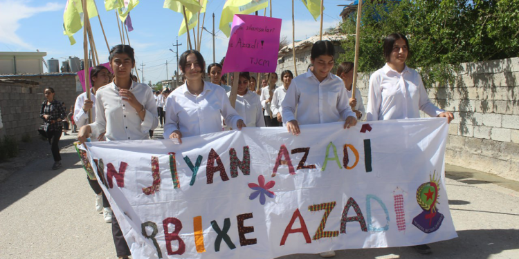 Jinên Ciwan ên xwendewan  li Mexmûr ji bo azadiya Rêber APO têdikoşin
