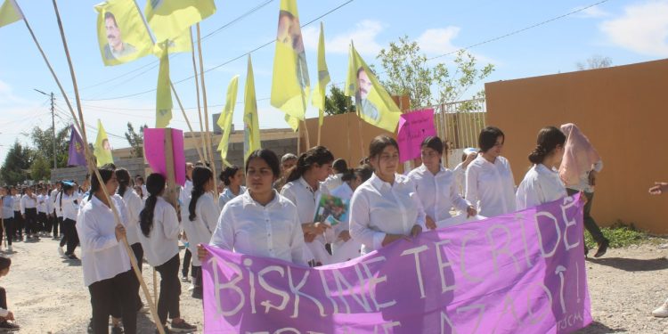 Jinên Ciwan ên xwendewan  li Mexmûr ji bo azadiya Rêber APO têdikoşin