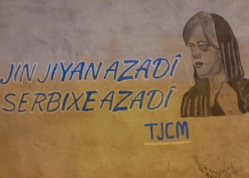 Jinên Ciwan li Mexmûrê ji bo ‘Jin Jiyan Azadî Serbixe Azadî’ wenê dan çekirin