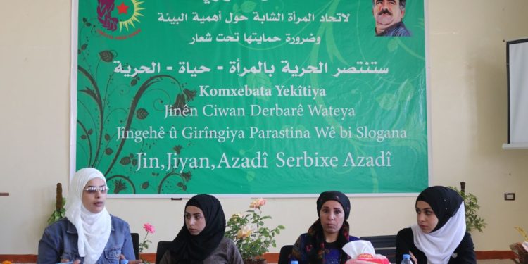 Jinên Ciwan li Tebqayê panelek li ser girîngiya parastina jîngehê dar xist