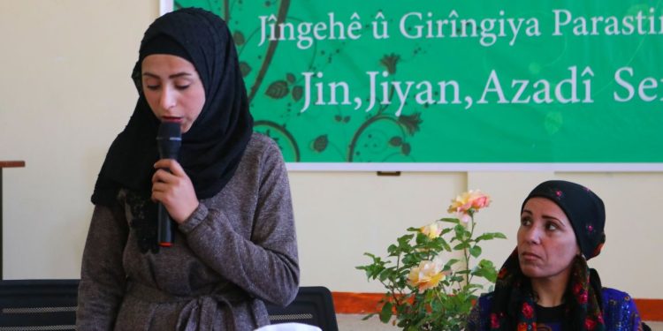 Jinên Ciwan li Tebqayê panelek li ser girîngiya parastina jîngehê dar xist