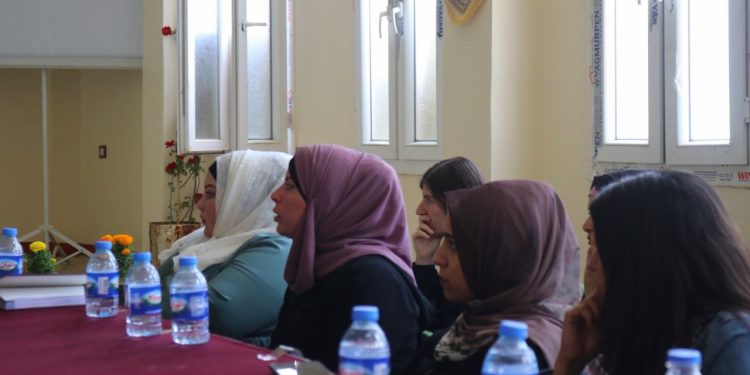 Jinên Ciwan li Tebqayê panelek li ser girîngiya parastina jîngehê dar xist