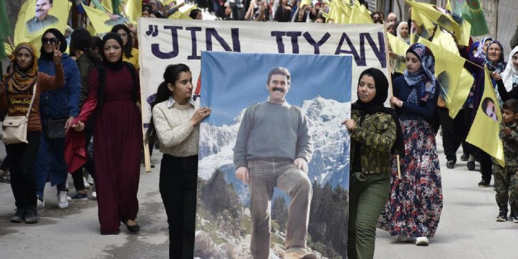 Yekîtiya Jinên Ciwan li Helebê ji bo azadiya fizîkî ya Rêber Apo çalaki lidar xist