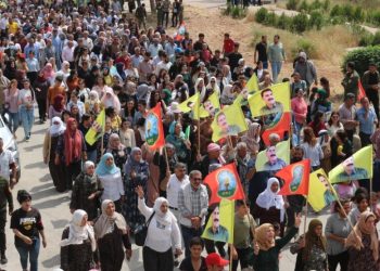 Bi sedan şêniyên Kobanê ji bo Mexmûrê meşiyan