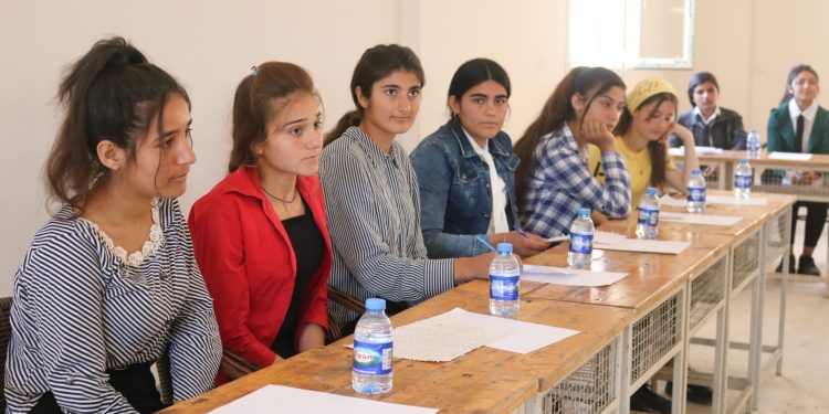 Jinên ciwan li Kobanê pêşbirkê zanê derxist