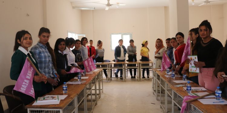 Jinên ciwan li Kobanê pêşbirkê zanê derxist
