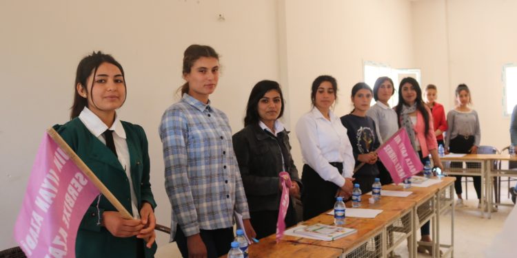 Jinên ciwan li Kobanê pêşbirkê zanê derxist