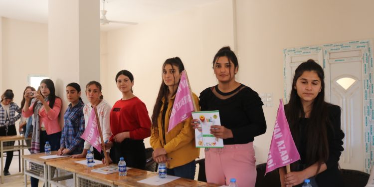 Jinên ciwan li Kobanê pêşbirkê zanê derxist