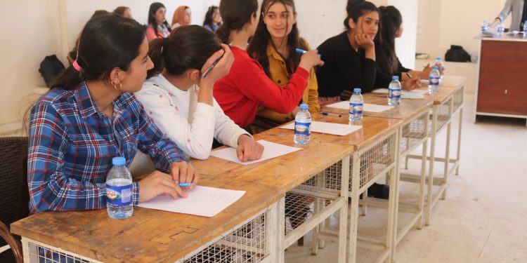 Jinên ciwan li Kobanê pêşbirkê zanê derxist