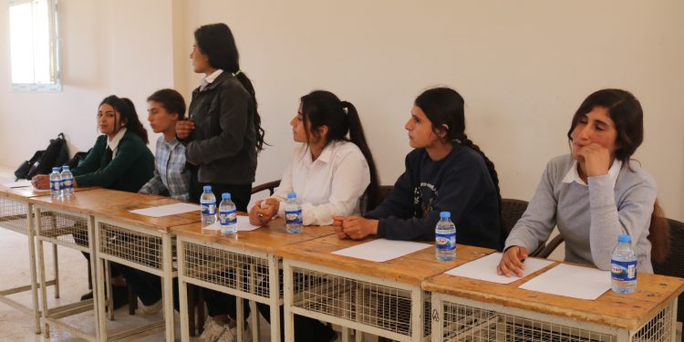Jinên ciwan li Kobanê pêşbirkê zanê derxist