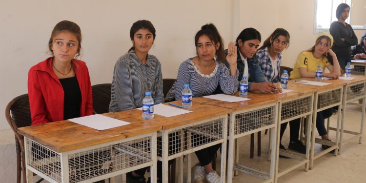 Jinên ciwan li Kobanê pêşbirkê zanê derxist