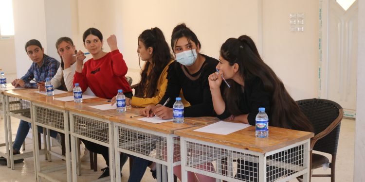 Jinên ciwan li Kobanê pêşbirkê zanê derxist