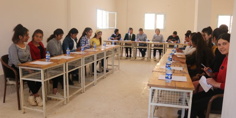 Jinên ciwan li Kobanê pêşbirkê zanê derxist