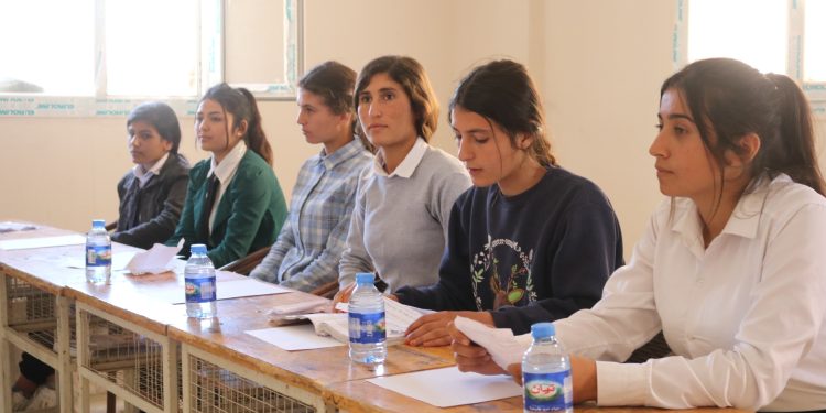 Jinên ciwan li Kobanê pêşbirkê zanê derxist