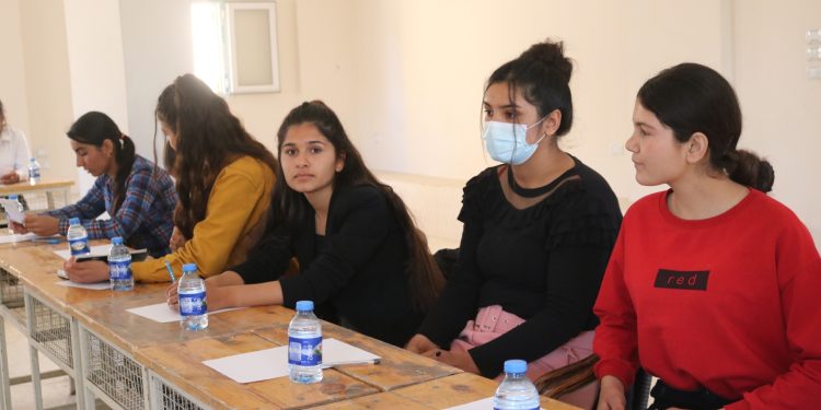 Jinên ciwan li Kobanê pêşbirkê zanê derxist