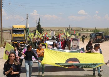Yekîtiya Jinên Ciwan bi diruşmeya “Jin Jiyan Azadî Serbixe Azadî” çalakî lidar xist li Kobane