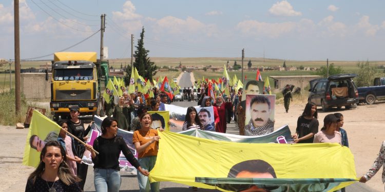 Yekîtiya Jinên Ciwan bi diruşmeya “Jin Jiyan Azadî Serbixe Azadî” çalakî lidar xist li Kobane