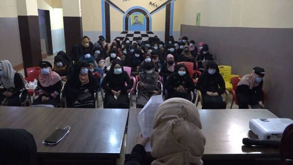 Yekîtiya Jinên Ciwan bi diruşmeya “Jin Jiyan Azadî Serbixe Azadî” li Dêrazorê perwerde vekir