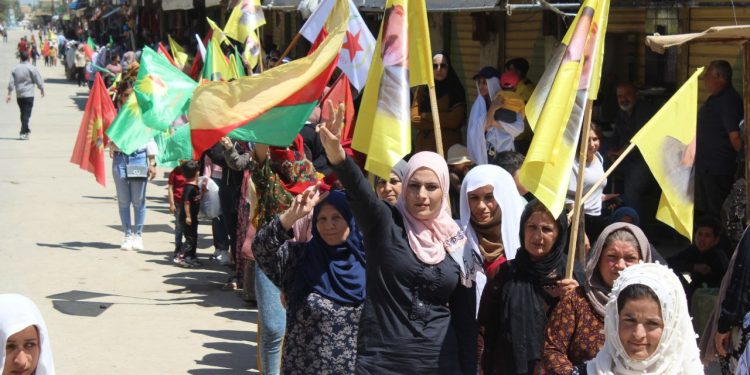 Tevgera Ciwanên Şoreşger ên Sûriyeyê li dijî tecrîdkirina Rêber Apo meşiyan