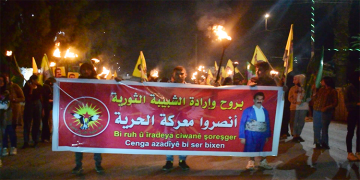 Ciwanên Minbicê li dijî êrîşen ser Mexmûrê meşîyan