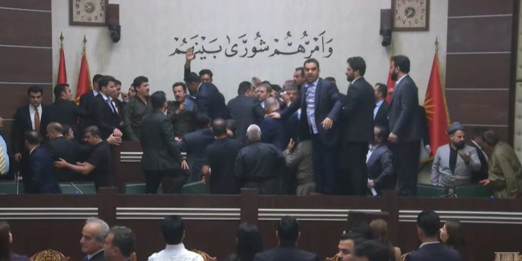 Parlamenterên PDK’ê û YNK’ê di nava parlamentoyê de bihev ketin