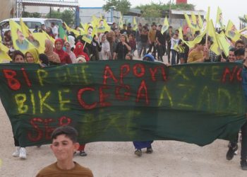 Ciwanên Dêrîkê ji bo pişgiriya Mexmûr meşekî li dar xist