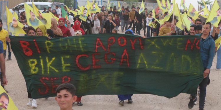 Ciwanên Dêrîkê ji bo pişgiriya Mexmûr meşekî li dar xist