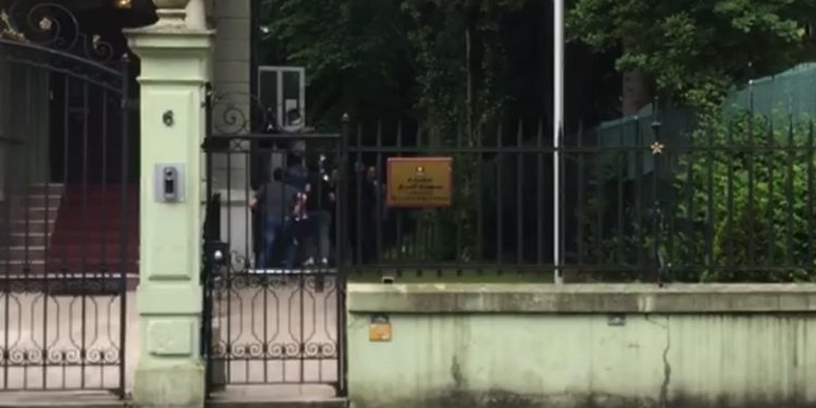 LEZGIN – Li Konsolosxaneya Iraqê ya Bernê bi armanca Piştgiriya ji Mexmûrê re çalakiya bêîteatiya sivîl hate lidarxistin.