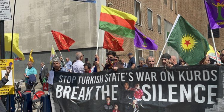 Ciwanên TCS li Londonê li ber Balyozxaneya Iraqê çalakî li dar xistin