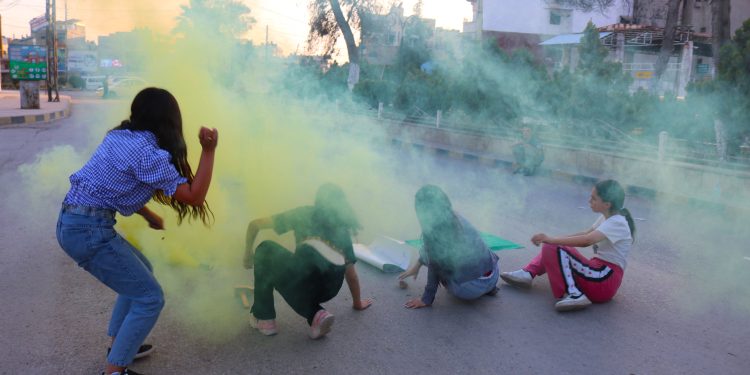 Şanoya rengîn ya Jinên Ciwan li kolana Qamişlo