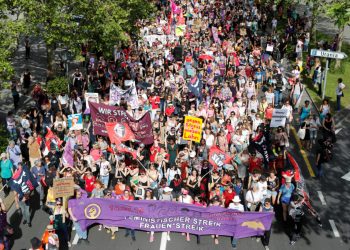 Li Swîsreyê bi sed hezaran kes tevlî greva jinê bûn