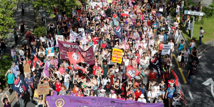 Li Swîsreyê bi sed hezaran kes tevlî greva jinê bûn