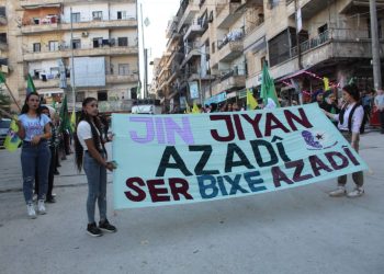 Xwepêşandan li Helebê di bin dirûşmeya “Jin Jiyan Azadî Serbixe Azadî”