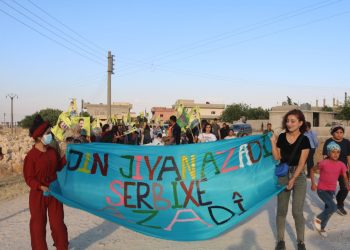 Jinên Ciwan li Kobanê li dijî Tecrîda li ser Rêber Apo Meşîyan