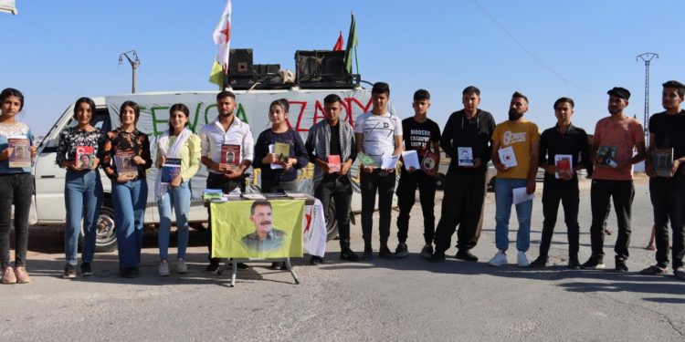 Ciwanan li şehbayê ji bo Azadîya Fîzîkî ya Rêber Apo pirtukxaneya Gerok dewan dike