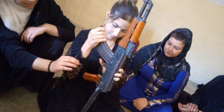 Jinên Ciwan li Reqa: Amedekariyên ji bo Şerê Gelê Şoreşgerî didomînen