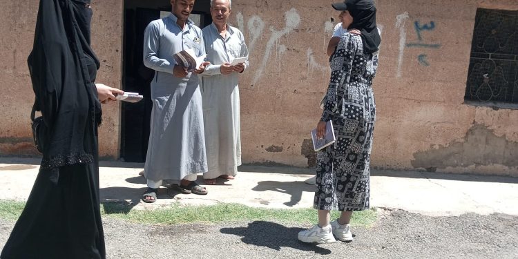 Li Dêra Zorê Jinên Ciwan pirtûk li kolanan belav kirin