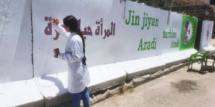 “Em dixwazin rengê jinên ciwan li her derê hebe”