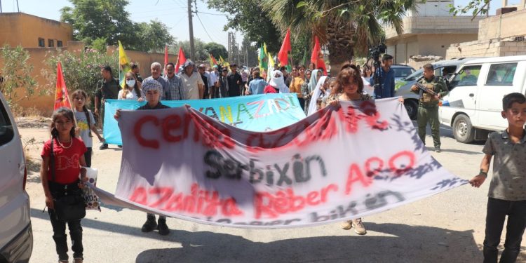 Yekîtîya Jinên Ciwan li Kobanê Meş li dijî Tecrîda li ser Rêber Apo li darxistin