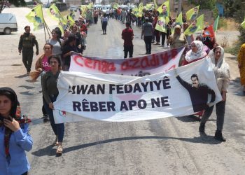 Ciwanên Kobanê gefên li ser Jîyana Rêber Apo bi Meşekê Şermezar kirin