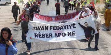 Ciwanên Kobanê gefên li ser Jîyana Rêber Apo bi Meşekê Şermezar kirin