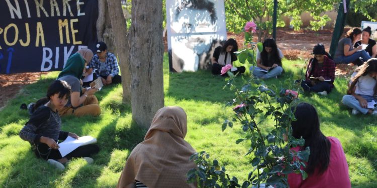 Ji aliyê Jinên Ciwan ve ji bo Rêber APO çalakiya pirtûk xwendinê