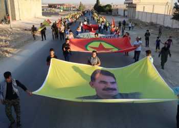 Di bin dirûşmeya “CENGA AZADIYÊ BI SER BIXIN”ciwan meşiyan