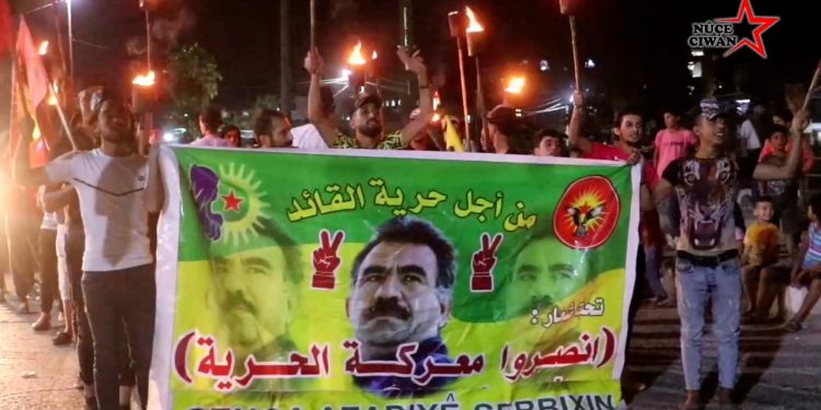 Ciwanên Tabqayê bi meşekê Meşeleyan Gefên li ser Jîyana Rêber Apo Şermezar kirin