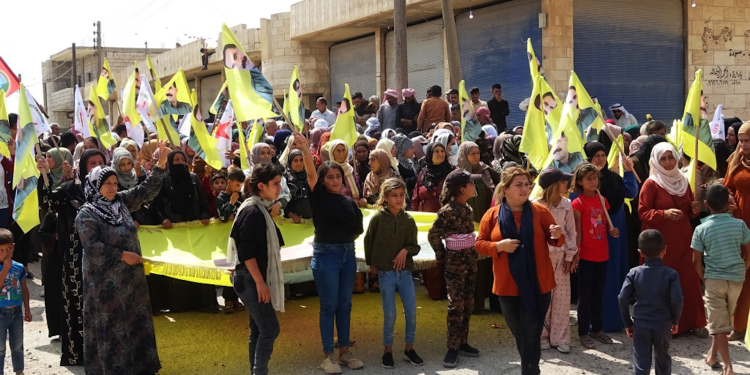 Eyn Îsa-ciwanan bi meşekê tecrîd şermezar kirin