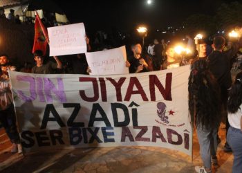 Ciwanên Şoreşger li bajarê Helebê êrişên li ser Rojava şermezar kirin