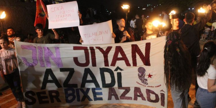 Ciwanên Şoreşger li bajarê Helebê êrişên li ser Rojava şermezar kirin