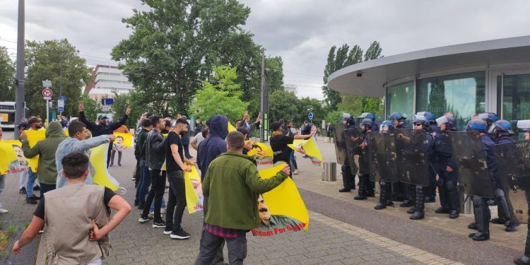 NÛ KIRIN – Polîsan astengî li ciwanan dike ku li DMME’yê tevbigerin